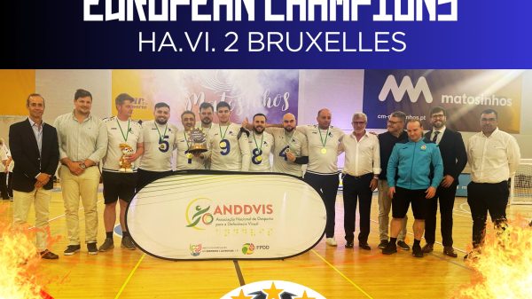 Na imagem podemos ver a equipa do Ha. Vi. Bruxellas alinhados com as medalhas ao pescoço e agarrando no troféu.