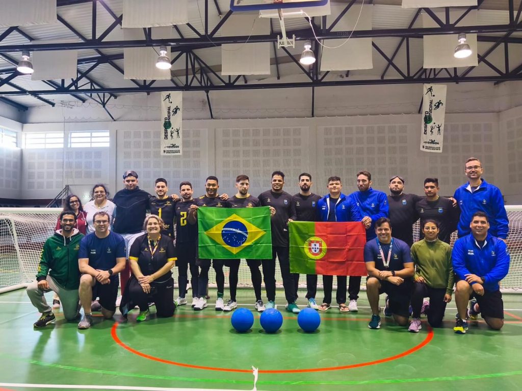 Imagem dos atletas das duas seleções perfilados com as duas bandeiras na mão.