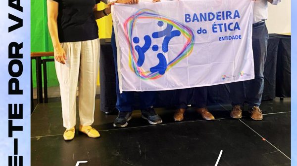 Na imagem estão o Coordenador do PNED, Dr. José Lima, a Vogal do IPDJ, Dra. Carla Silva, o Presidente da Direção da ANDDVIS, Dr. Luís Gestas e o Presidente do Conselho de Ética da ANDDVIS, Dr. Bruno Mascarenhas. Todos seguram a bandeira da ética entregue à ANDDVIS