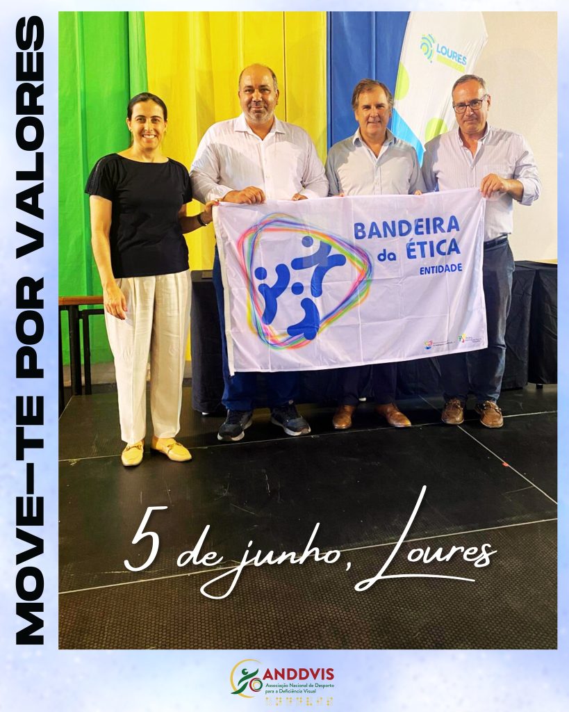 Na imagem estão o Coordenador do PNED, Dr. José Lima, a Vogal do IPDJ, Dra. Carla Silva, o Presidente da Direção da ANDDVIS, Dr. Luís Gestas e o Presidente do Conselho de Ética da ANDDVIS, Dr. Bruno Mascarenhas. Todos seguram a bandeira da ética entregue à ANDDVIS