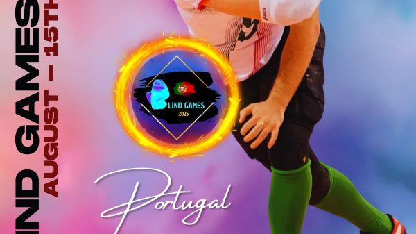 Na imagem podemos ver um atleta a lançar a bola de goalball.