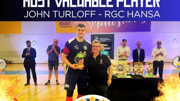 Na imagem podemos ver o atleta John Turloff (RGC Hansa) a segurar no troféu ao lado do Dr. Mário Santos.