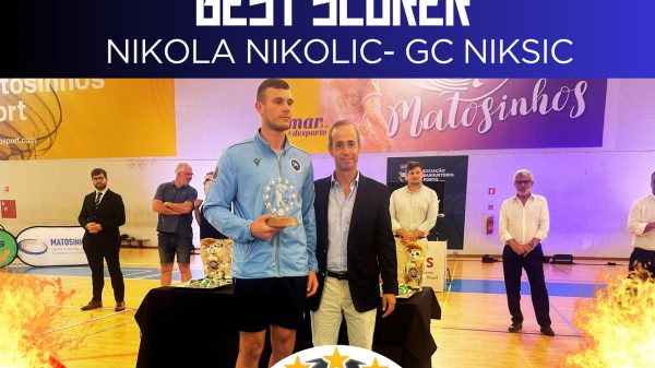 Na imagem podemos ver o atleta Nikola Nikolic (GC Niksic) a segurar no troféu ao lado do Dr. Hugo Faria