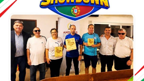 Na imagem estão os atletas que ficaram no pódio, com os respetivos prémios, acompanhados pelo Vice Presidente da ANDDVIS, Vereador da Câmara de Coimbra, Presidente da ACAPO Coimbra e Presidente da ACAPO Porto